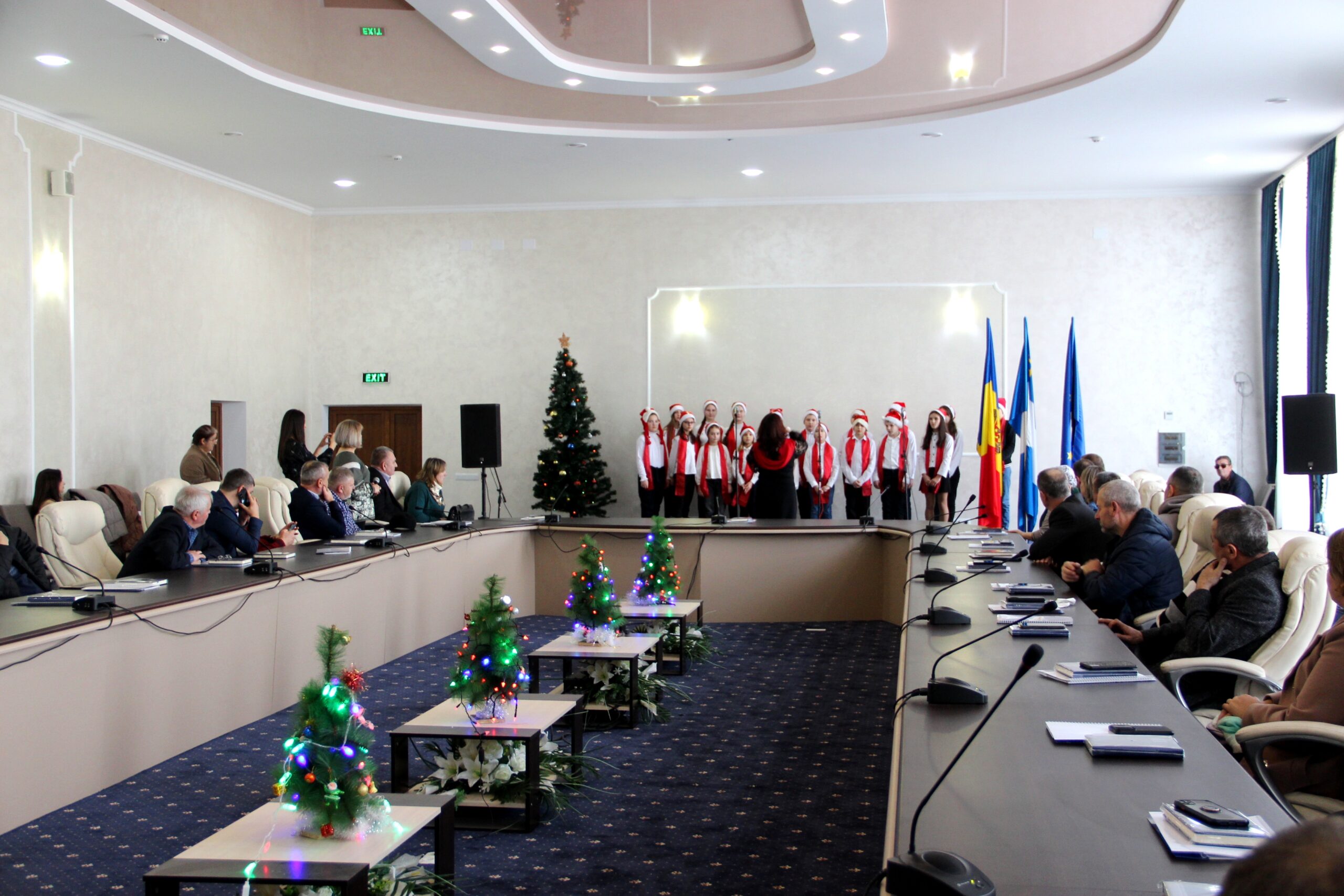 Colinde și clinchete de zurgălăi au răsunat pentru conducerea raionului, primari, consilieri raionali și angajații Consiliului raional Rezina.